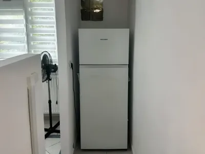 zona bucatarie cu frigider inchiriere apartament Sector 4 București